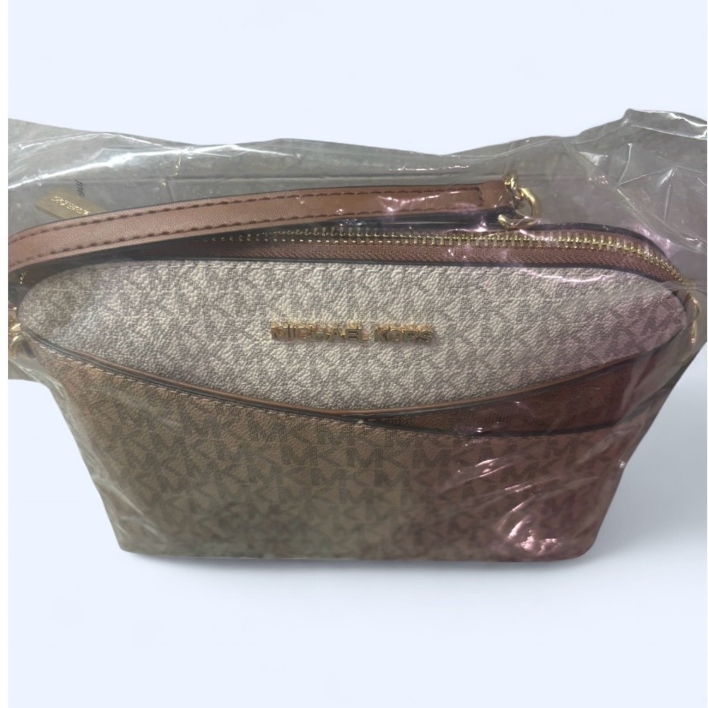 Michael Kors NEW WITH TAGS Jet Set Travel Medium Signature Dome Crossbody Bag 🐪🐫 - Picture 3 of 6